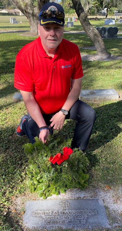 SCIS President/CEO Brian Jaskiewicz lays a wreath at the gave of U.S. Army WWII Veteran TEC 5 John A. Halverson 